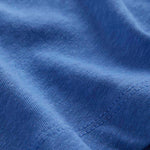 Le Linen T-Shirt in azure — close-up of the textured fabric and hem stitching