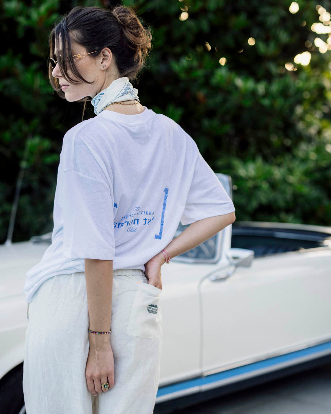 Le Linen T-Shirt in white — back view with the French Riviera print next to a vintage car