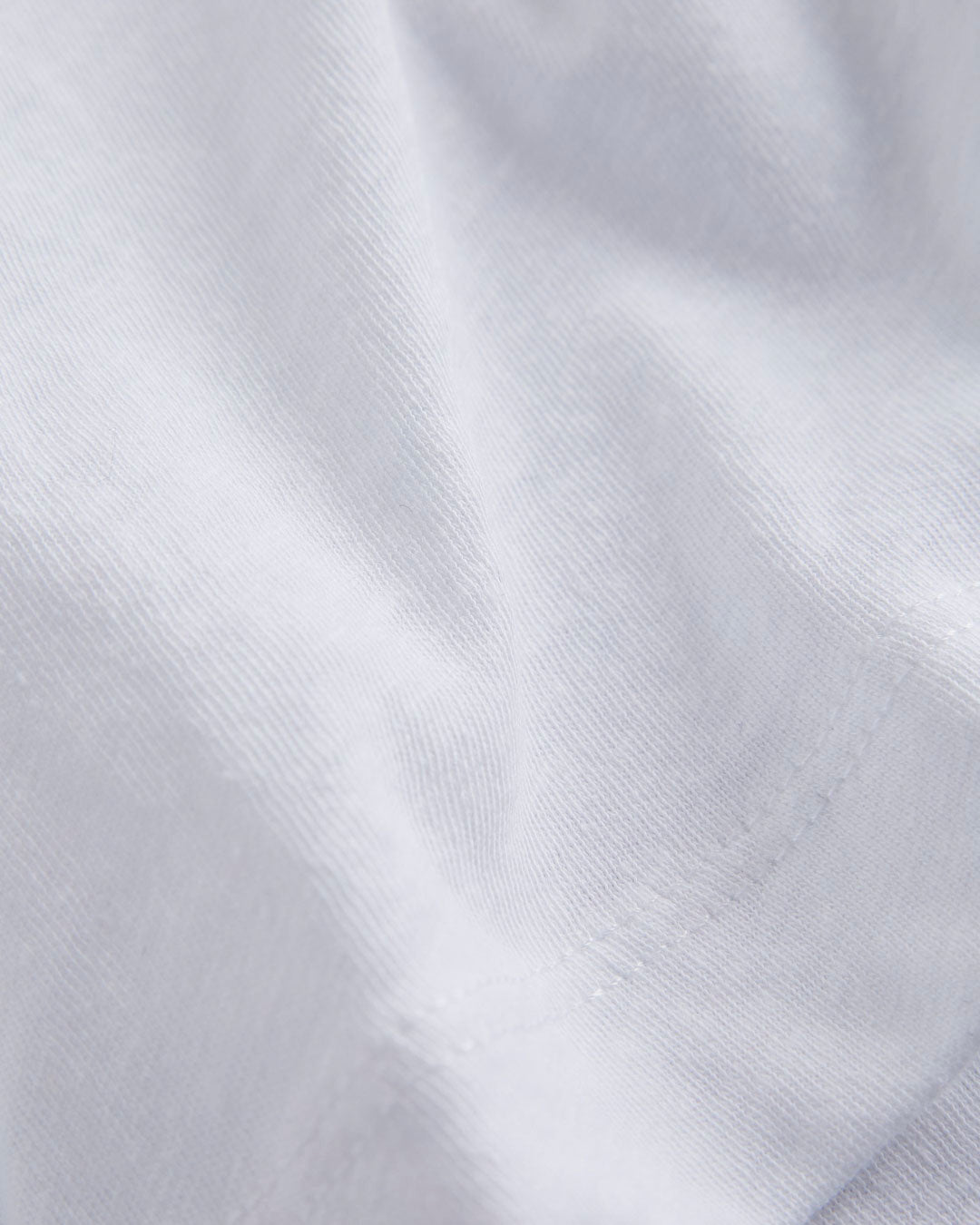 Le Linen T-Shirt in white — close-up of the textured linen-cotton jersey fabric