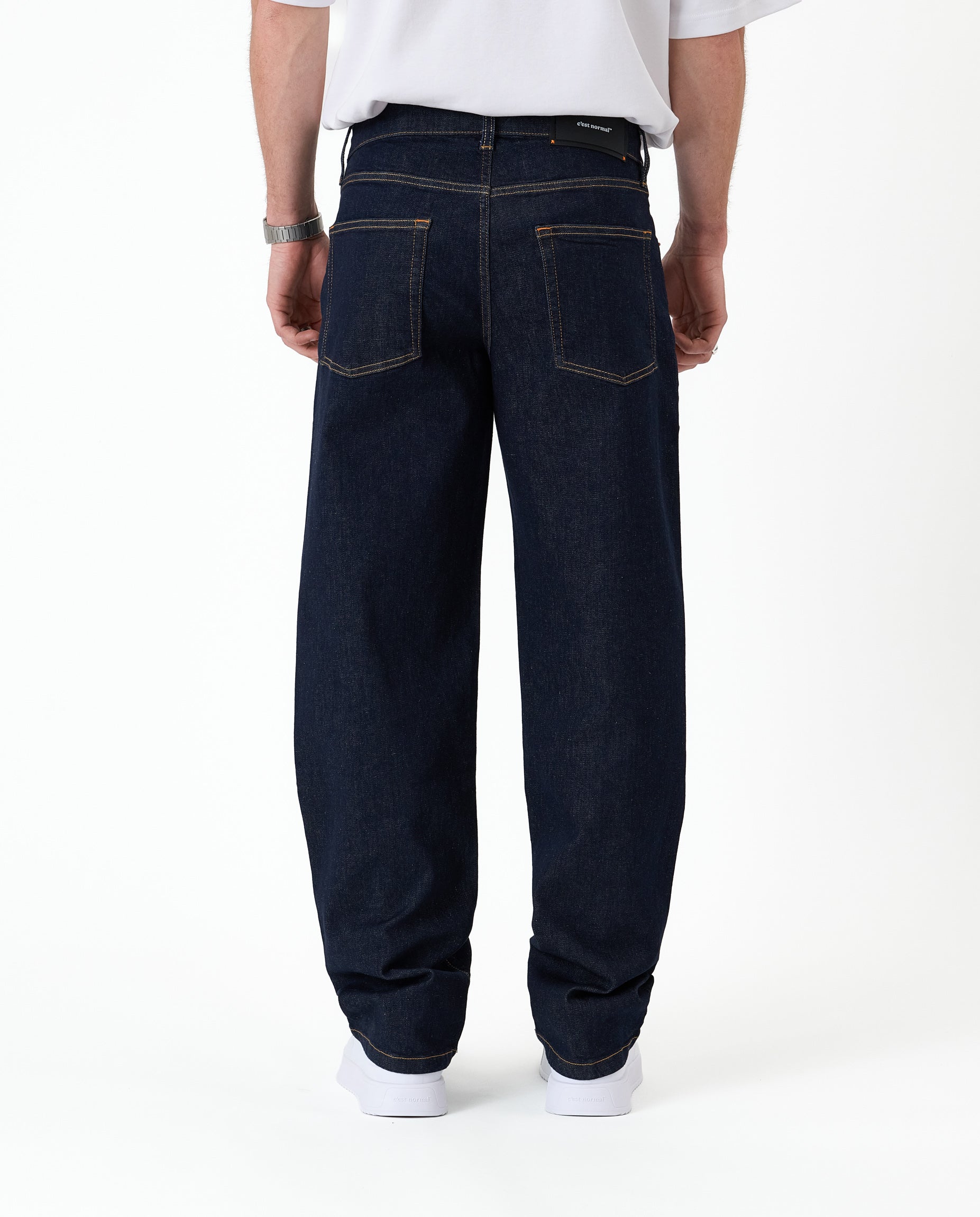 The Jeans Relaxed Straight Fit in rinse wash — back view with the black C'est normal rubber patch