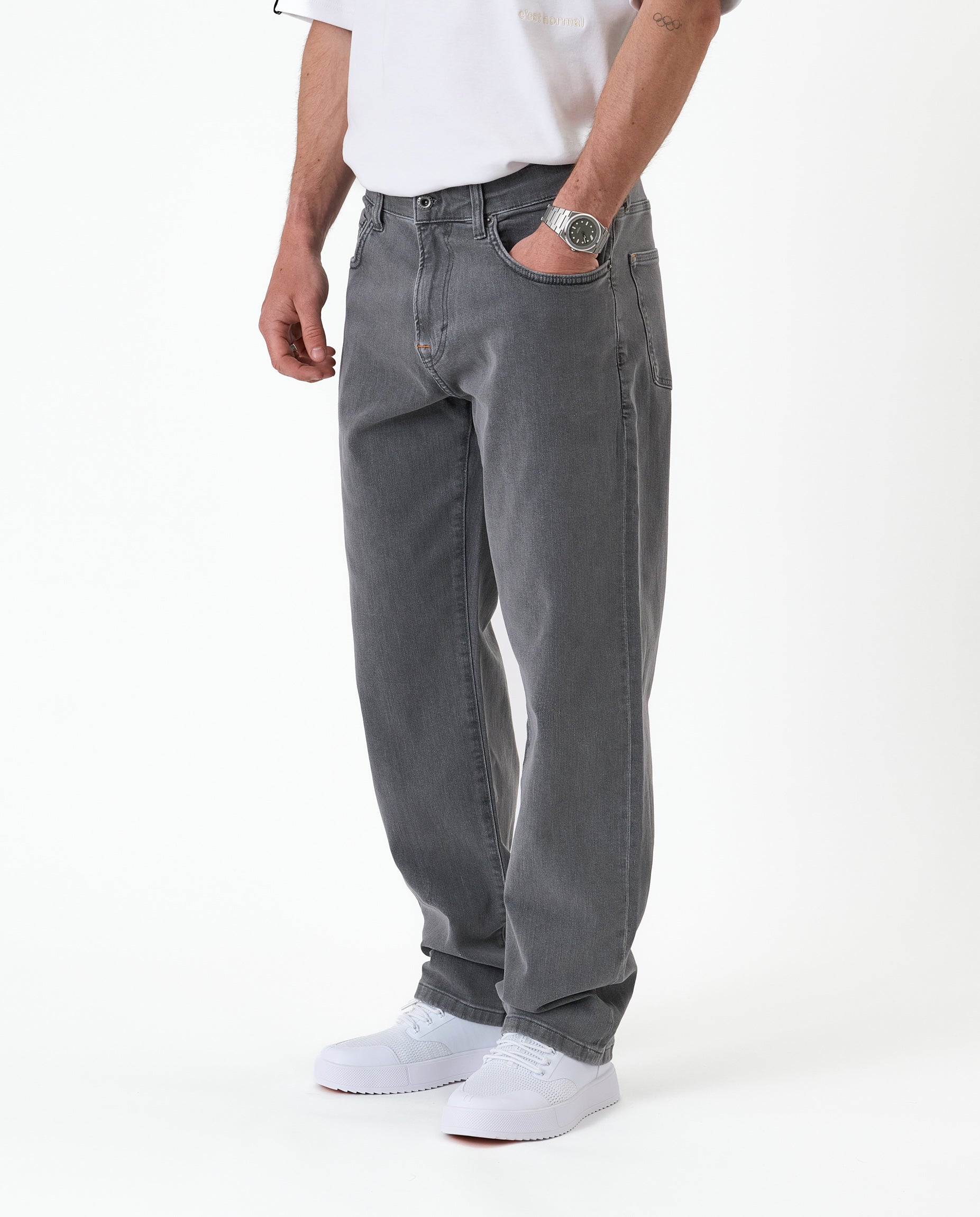 The Jeans Relaxed Straight Fit in light grey — worn with white sneakers
