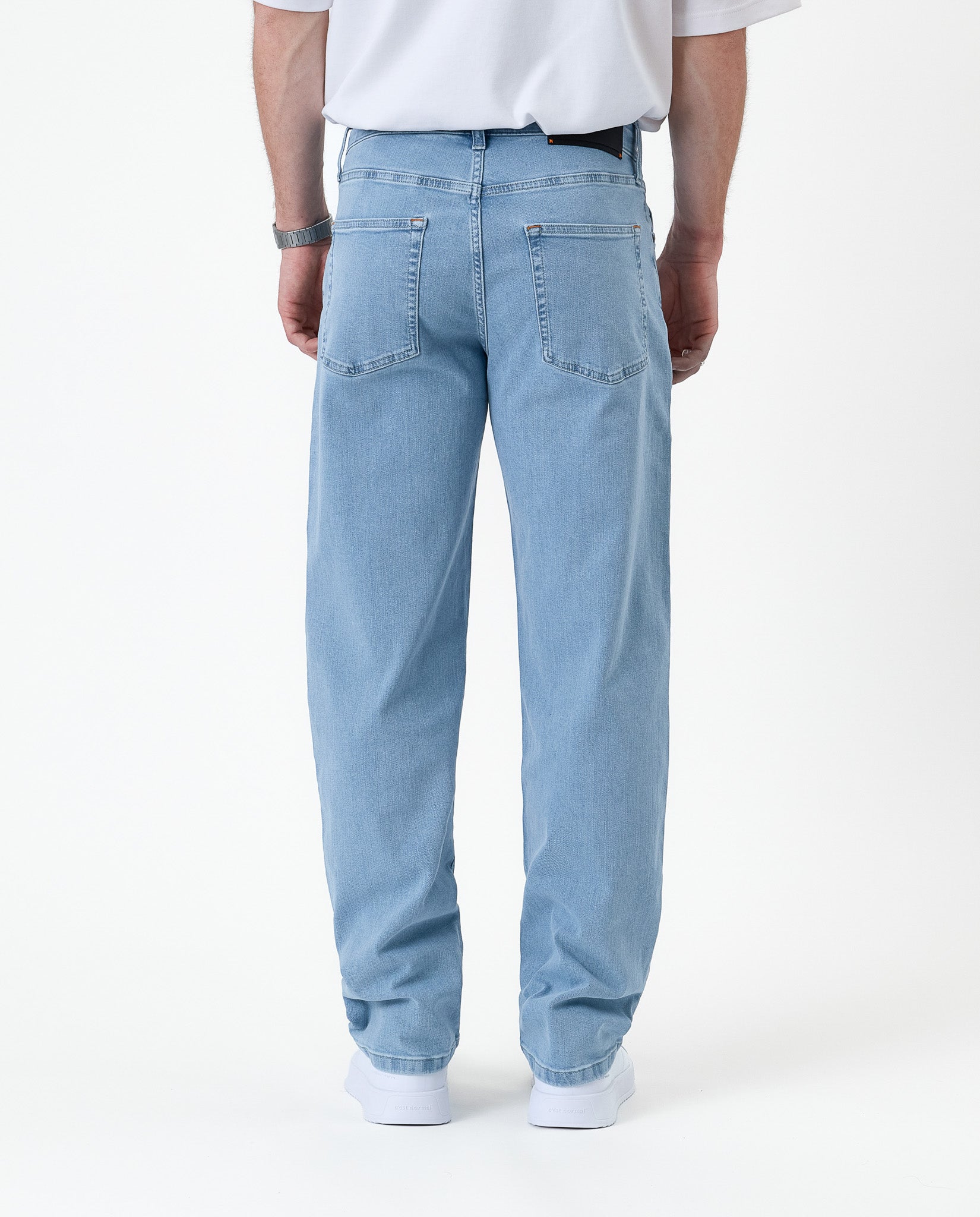 The Jeans Relaxed Straight Fit in light blue — back view with a white t-shirt