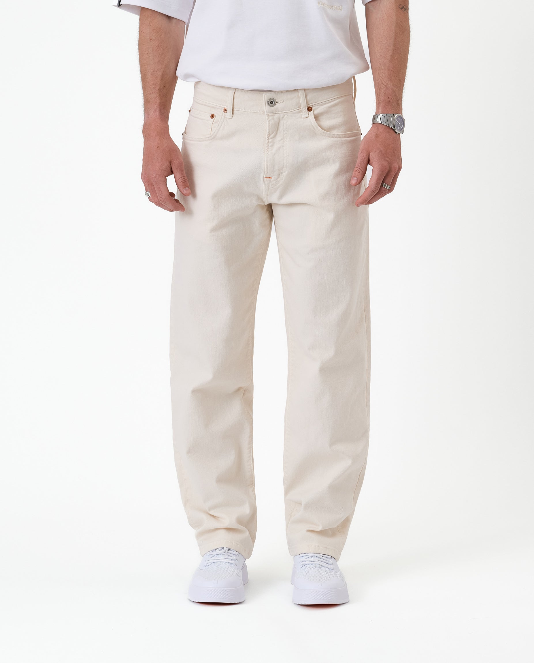 The Jeans Relaxed Straight Fit in ecru — front view worn with white sneakers