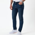 The Jeans Skinny Fit in midwash — worn with white sneakers