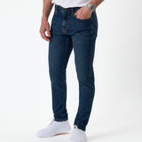 The Jeans Skinny Fit in midwash — worn with white sneakers