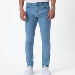 The Jeans Skinny Fit in light blue — front view worn with white sneakers
