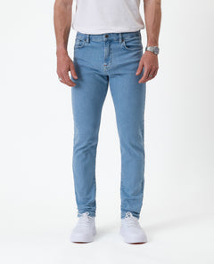 The Jeans Skinny Fit in light blue — front view worn with white sneakers