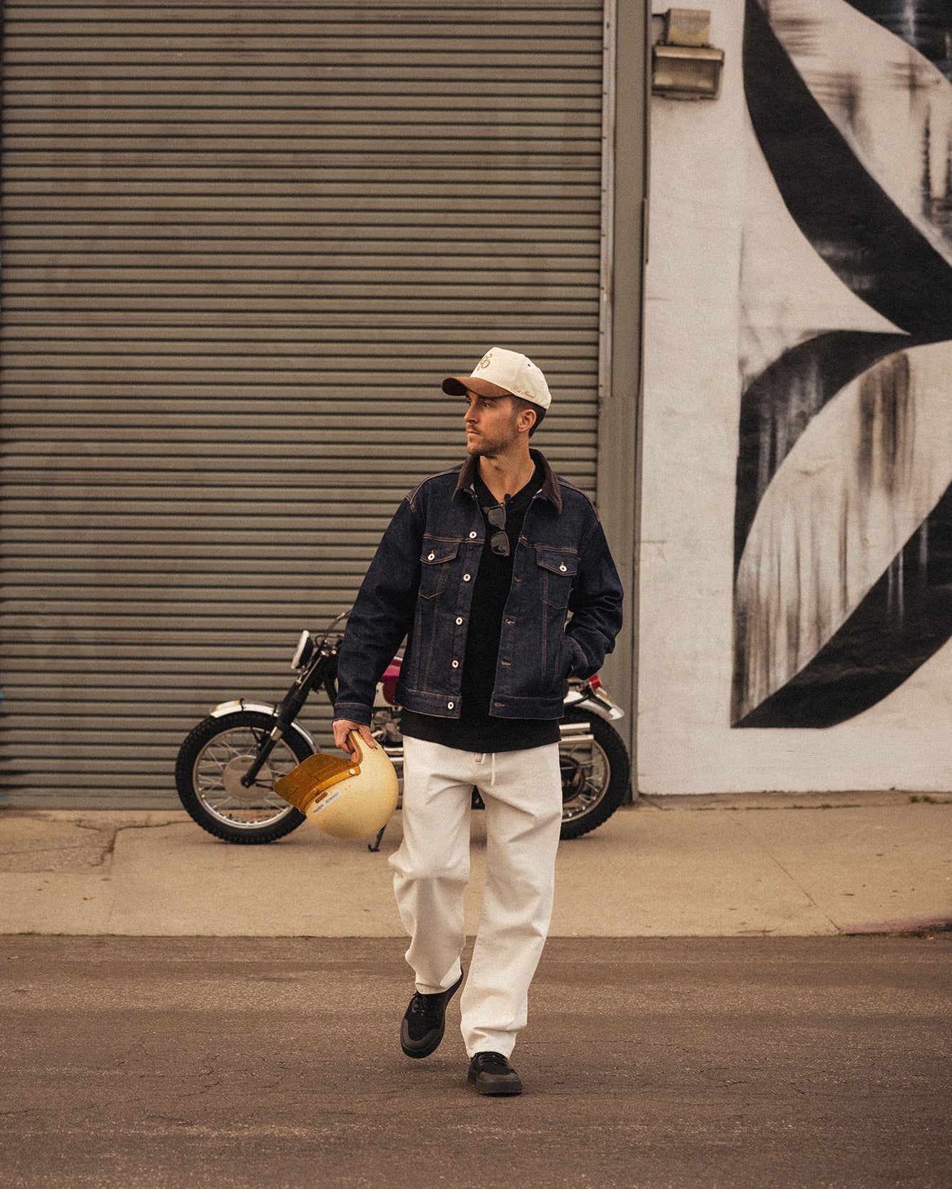 Benni wearing new C'est normal Relaxed Straight fit jeans in color Ecru