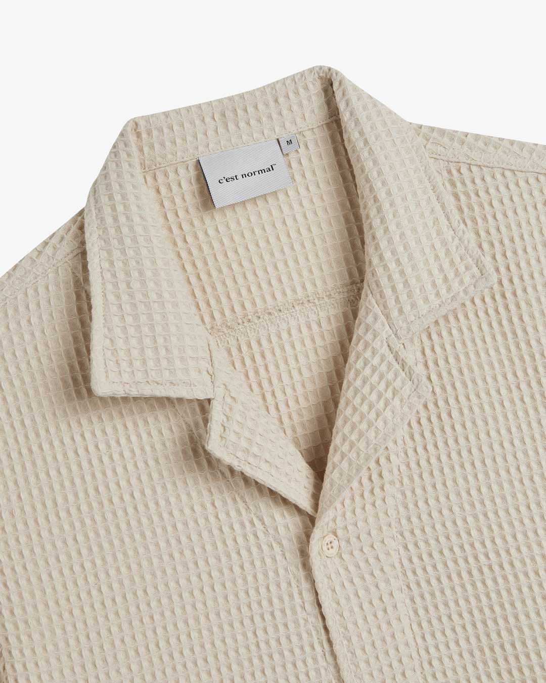 Le Waffle Resort Shirt in light beige — collar with waffle-woven texture and C'est normal tag