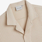 Le Waffle Resort Shirt in light beige — collar with waffle-woven texture and C'est normal tag