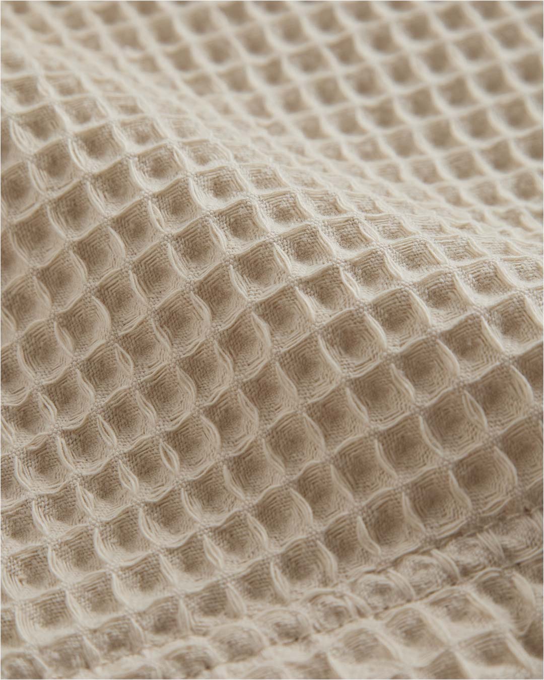 Le Waffle Resort Shirt in light beige — close-up of the waffle-weave texture