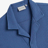 Le Waffle Resort Shirt in azure — close-up of the resort collar and waffle-woven cotton