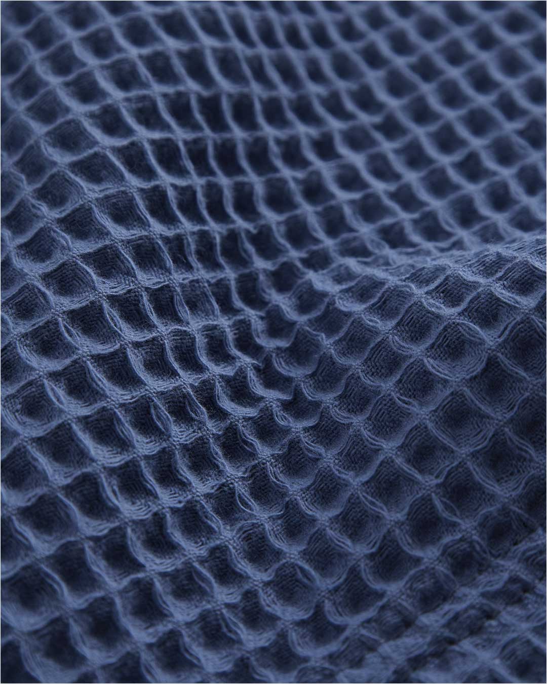 Le Waffle Resort Shirt in azure — close-up of the waffle-woven texture