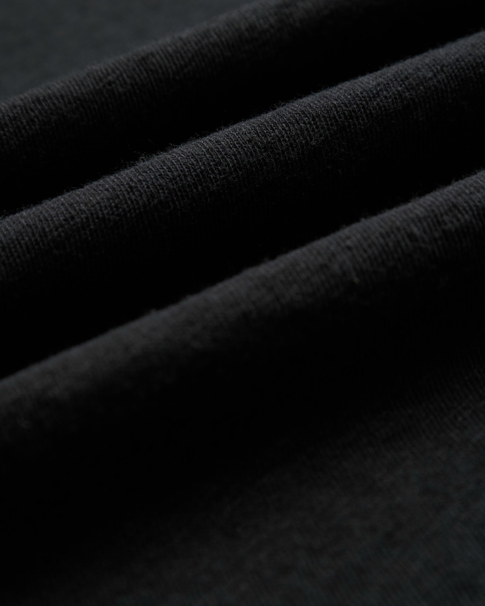 The Sanremo Linen Tee in antrasit — close-up of the textured linen-cotton blend fabric