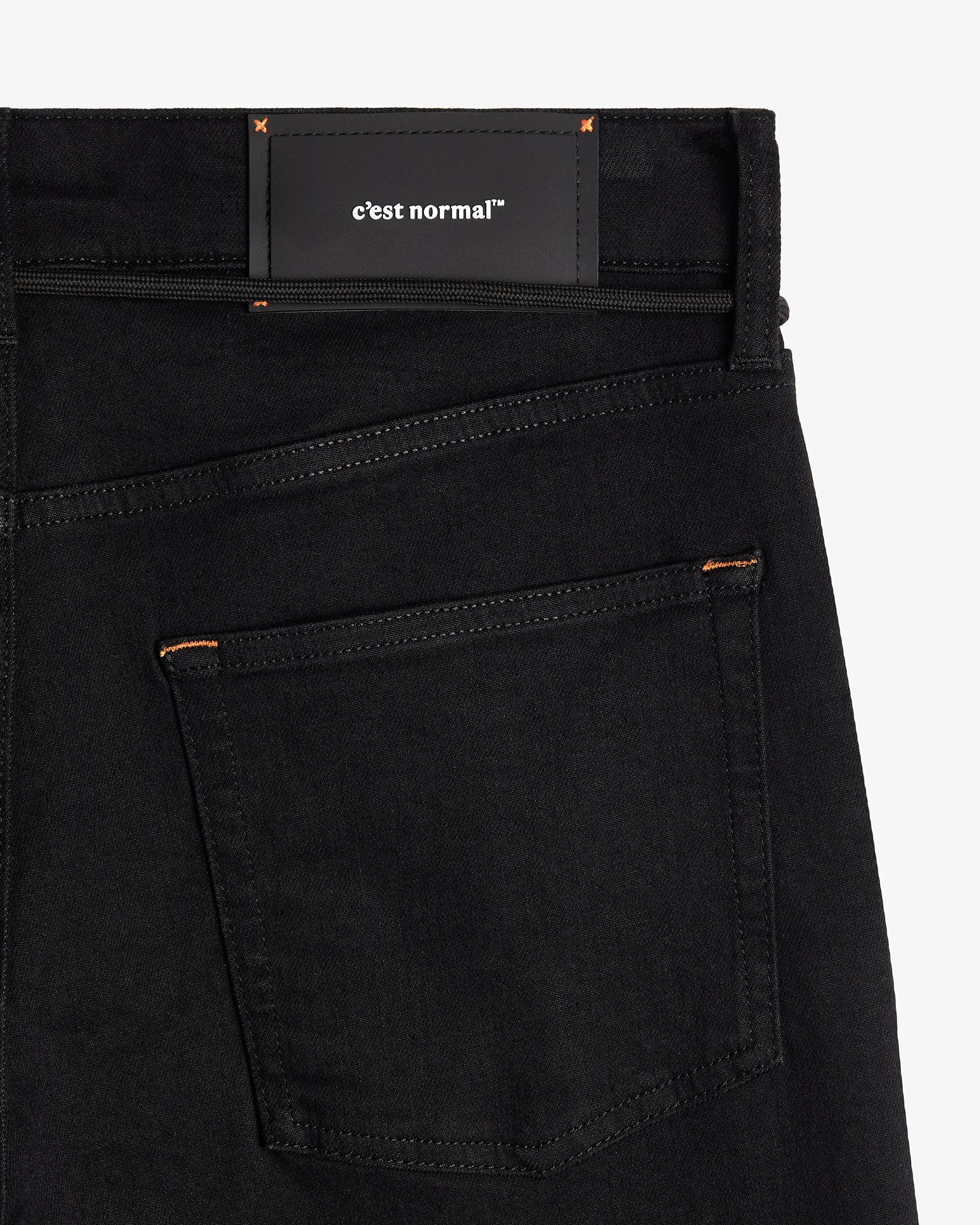 The Jeans Relaxed Straight Fit in jet black — back view with the black C'est normal rubber patch