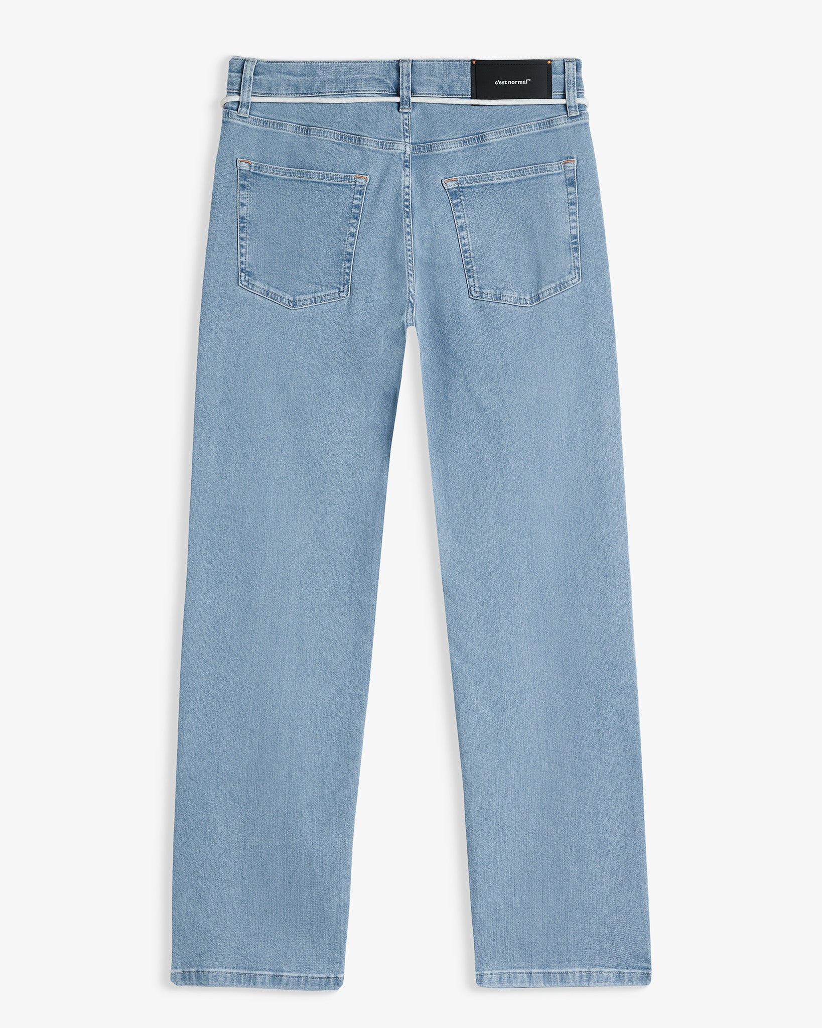 The Jeans Relaxed Straight Fit in light blue — back view with the black C'est normal rubber patch