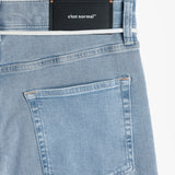 The Jeans Relaxed Straight Fit in light blue — back view with the C'est normal rubber patch