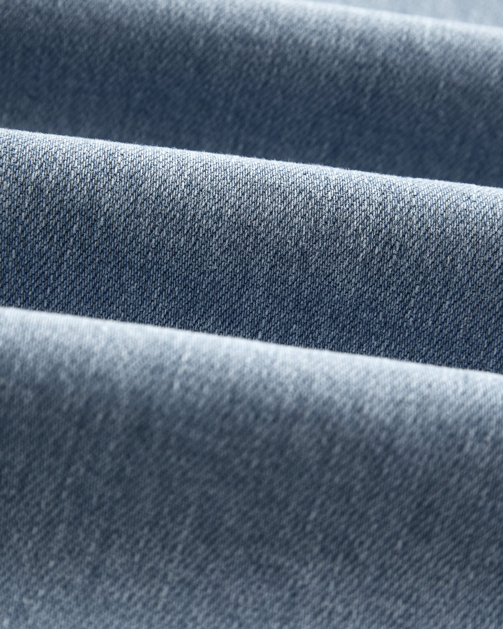 The Jeans Relaxed Straight Fit in light blue — close-up of the Motion Fabric texture